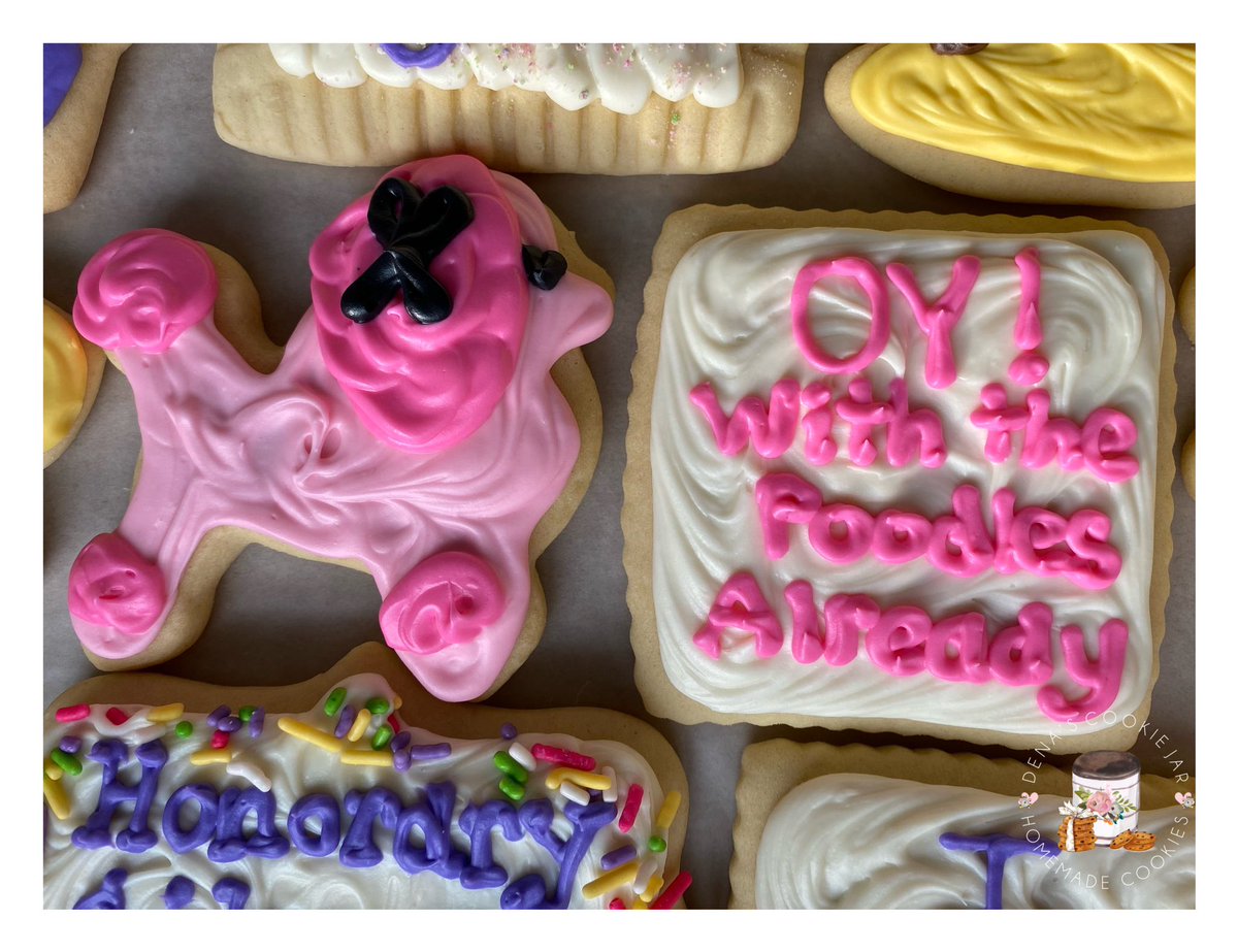 denascookiejar's tweet photo. ☕️ Custom Gilmore Girls Cookies 🐩 Happy Birthday Beth! #gilmoregirls #cookies #ohio https://t.co/LbFS6acmGX