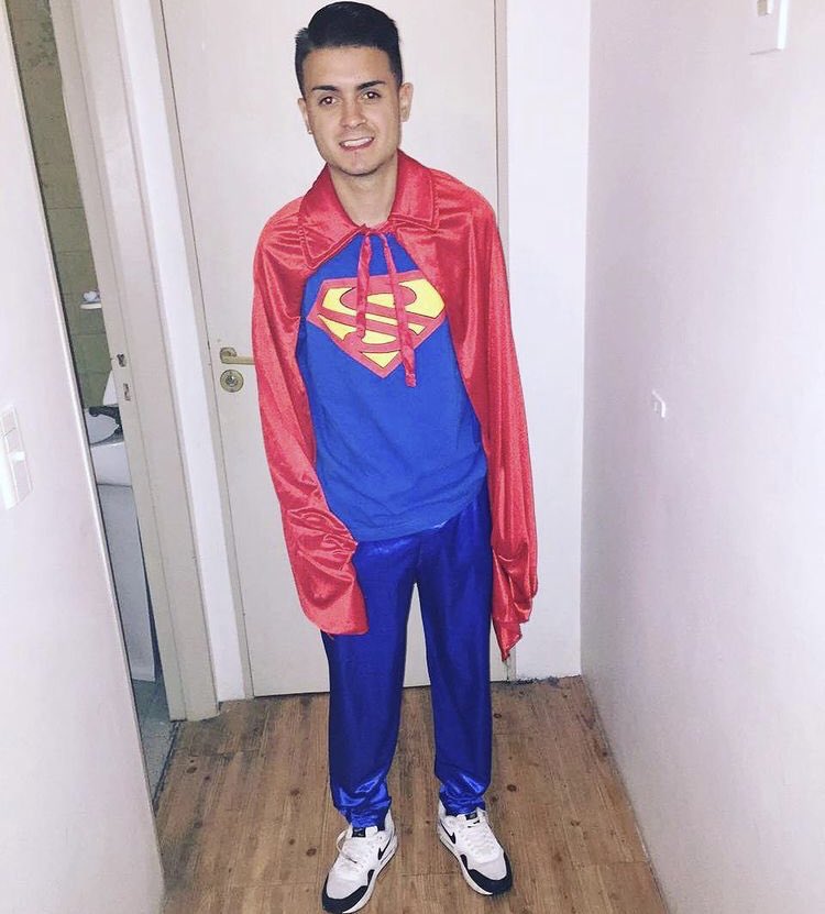 *fiesta de disfraces*

Como van las pibas    /    Como van los pibes