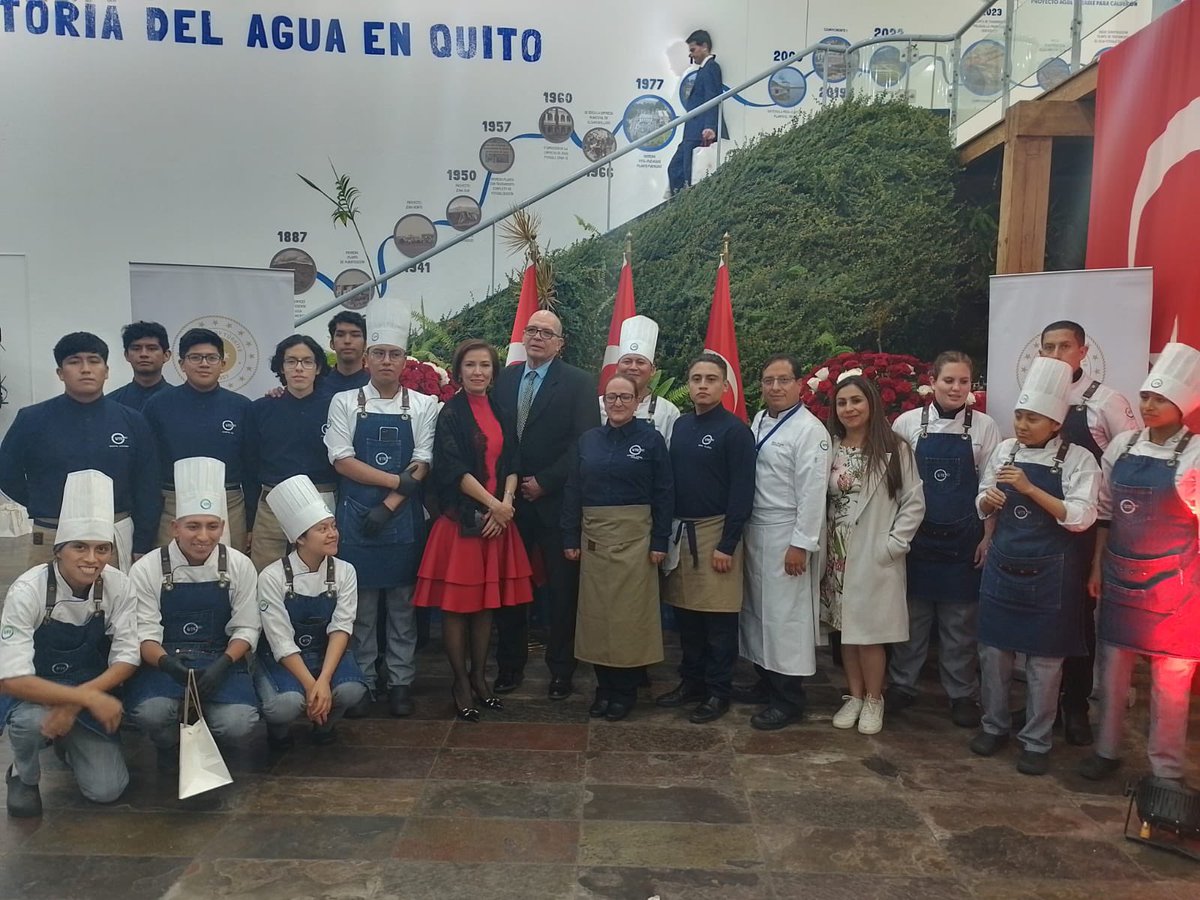 UTEoficial's tweet photo. #OrgulloUTE | Agradecemos a la @TurkEmbQuito por permitirnos ser parte de la celebración del Día de la República.
🟢Para #GastronomíaUTE y #TurismoUTE fue un honor que nuestros estudiantes participen en este transcendental evento.
🟢Cuenten siempre con la colaboración de la #UTE. https://t.co/6uTNMSKEgi