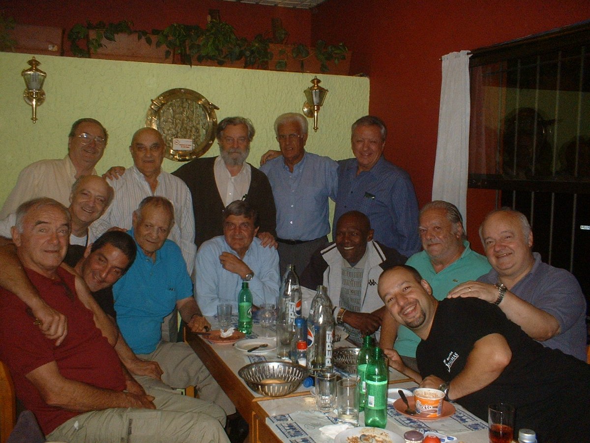 PARA LA HISTORIA. A mi derecha el Tito que fue quien vistió más veces la camiseta de Peñarol y a mi izquierda Cococho que fue el jugador que más veces vistió la camiseta de Nacional