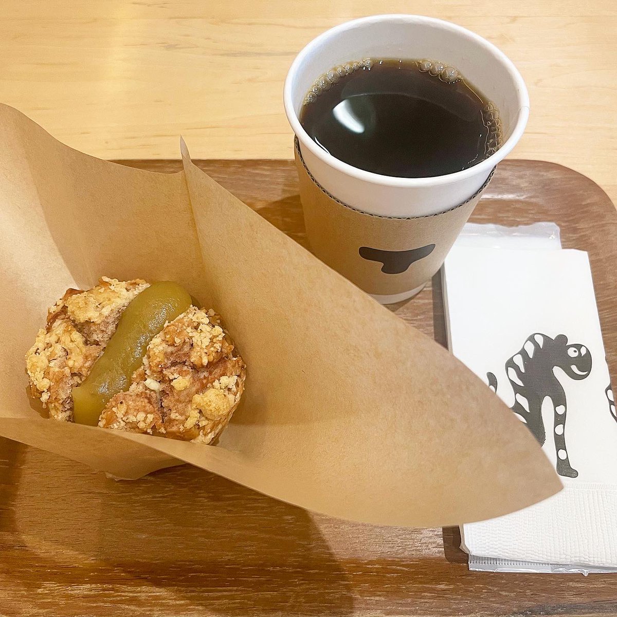 MISA929648782's tweet photo. トラヤあんスタンド新宿店
あんマフィン【栗】
期間限定11/2まで
秋限定の栗あんマフィン🌰
生地にはマロングラッセが練り込まれています。
秋を感じる逸品でした😋
あんペーストなめらか〜🧡
#とらや　#コーヒーのある暮らし　#コーヒー好きな人と繋がりたい  #栗　#栗あん https://t.co/R4yO2Q0zIa
