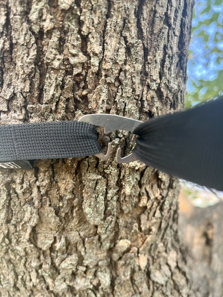 zenhike's tweet photo. ハンモックテスト。

ダッチウェアのチタンクリップで設営が格段と楽になった。

リッジラインオーガナイザーはコンビニ袋で行ける。

#ハイキング #ハンモック #hammock #hiking #LELEKA #LELEKAhammock #凌 https://t.co/hip2zLX5G6