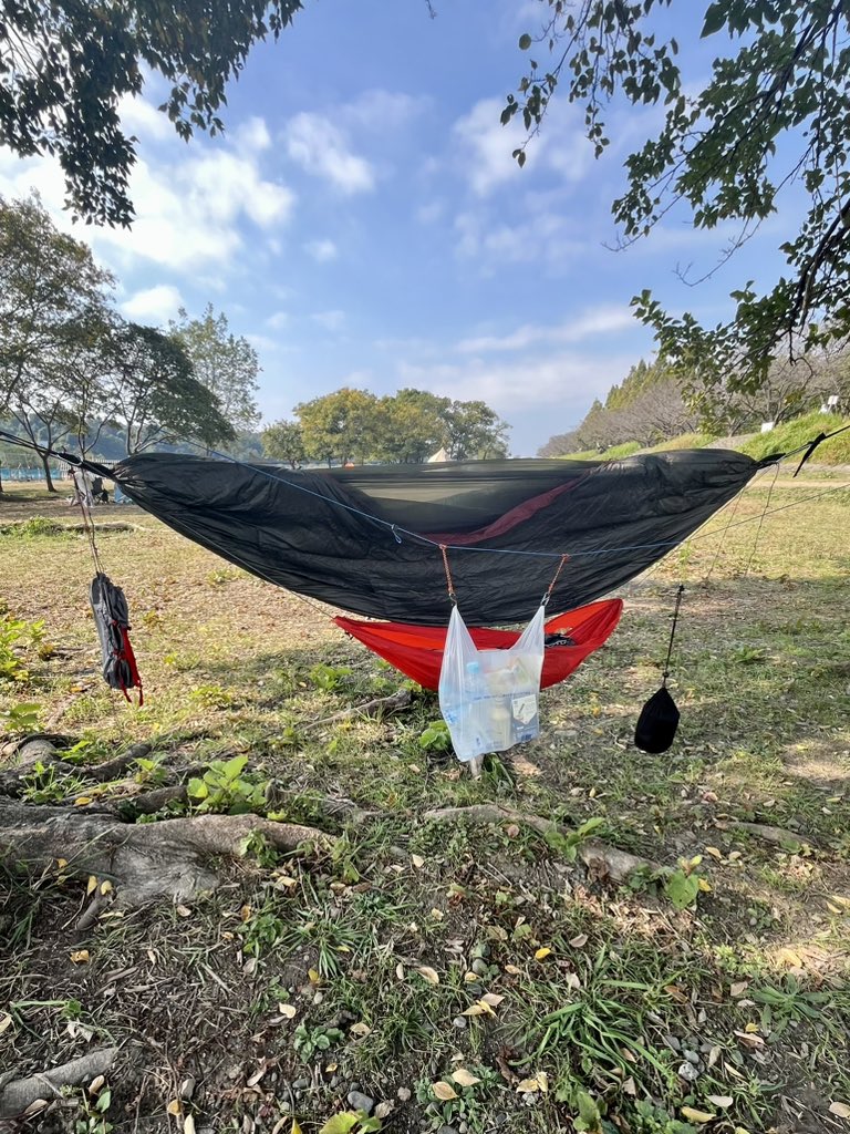 zenhike's tweet photo. ハンモックテスト。

ダッチウェアのチタンクリップで設営が格段と楽になった。

リッジラインオーガナイザーはコンビニ袋で行ける。

#ハイキング #ハンモック #hammock #hiking #LELEKA #LELEKAhammock #凌 https://t.co/hip2zLX5G6
