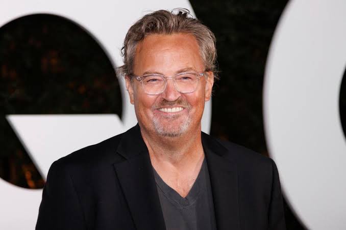 tmdqa's tweet photo. URGENTE! Matthew Perry, astro de Friends, foi encontrado morto aos 54 anos em um apartamento com suspeita de afogamento, de acordo com o TMZ.

Descanse em paz, Chandler. 🖤 https://t.co/bZ2gEUylmK