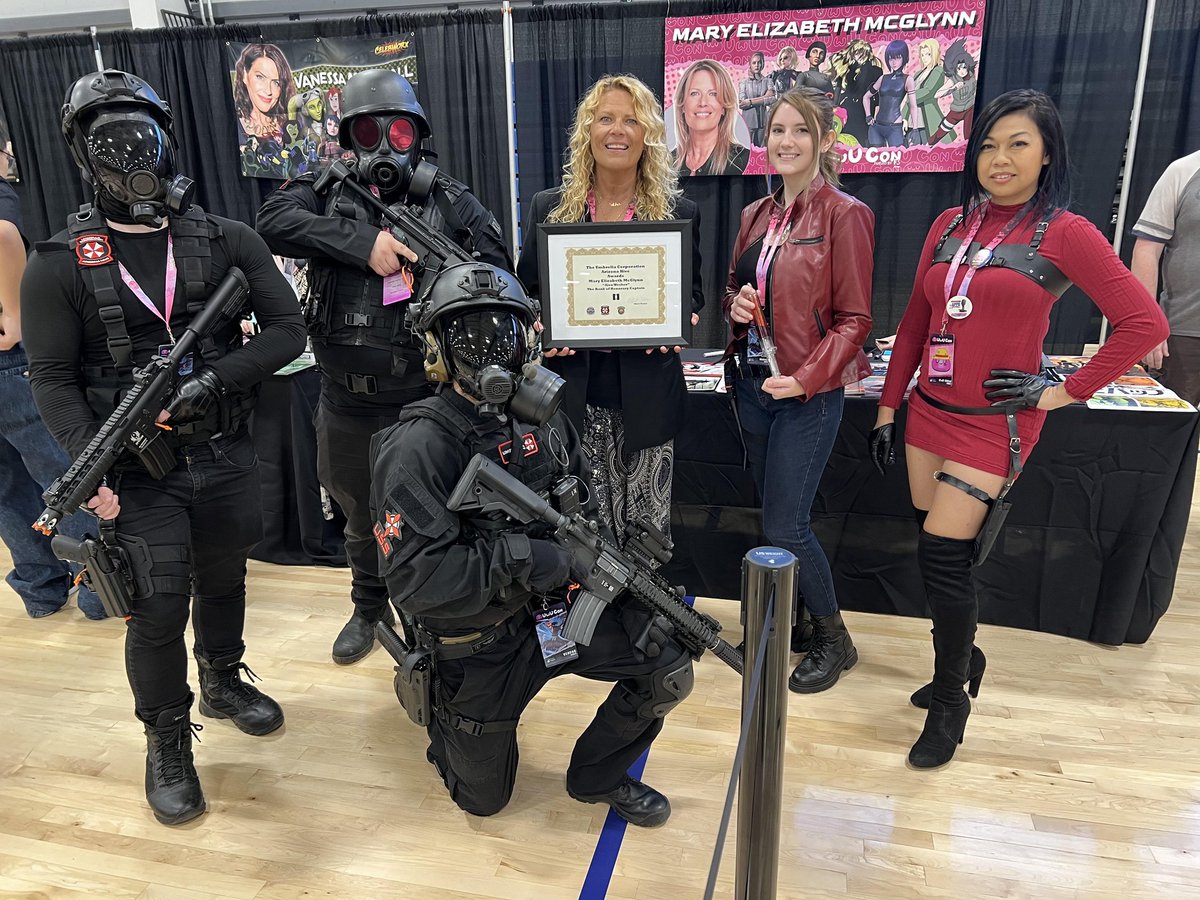azhive's tweet photo. We are so honored to present honorary certificates to both @DavidLodgeVOPro and Mary Elizabeth Mcglynn, the voices of Simmons in RE6 and Alex Wesker in Revelations 2! #uwuconaz #uwu #ResidentEvil #REBHFun #capcomcreators https://t.co/pqx34HtPeB