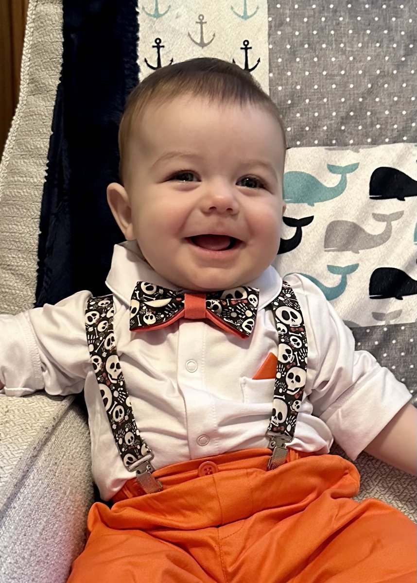 HolliHallRUAT's tweet photo. JJ is a spooky spooky 7 months old today! 🎃☠️👻
Crawling around ✅
Sitting up on his own ✅
Still loves his spinach and cereal and have added zucchini, summer squah and carrots! 🥕✅
Can’t stop smiling 😁✅
Loves tickle tickles from Big sister Scarlett✅ @AprilHall_NCSA https://t.co/k1usJnhL6k