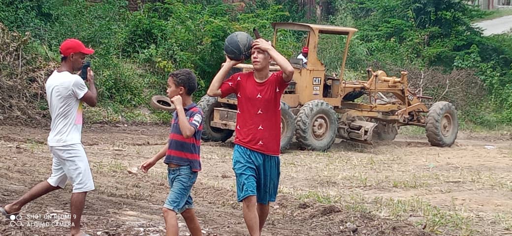 CMPazCastillo's tweet photo. Concejal Omar León estuvo presente en Quebrada La Virgen en el Nogal dónde se realizaron trabajos en la via principal para acceso a la comunidad y se acondicionó un terreno para  fomentar la actividad cultural y deportiva de la zona gracias al apoyo de Agrepa y Poder Popular. https://t.co/coHyzTtV1U