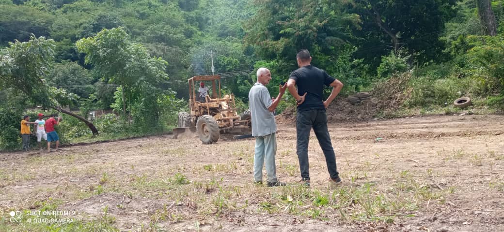 CMPazCastillo's tweet photo. Concejal Omar León estuvo presente en Quebrada La Virgen en el Nogal dónde se realizaron trabajos en la via principal para acceso a la comunidad y se acondicionó un terreno para  fomentar la actividad cultural y deportiva de la zona gracias al apoyo de Agrepa y Poder Popular. https://t.co/coHyzTtV1U