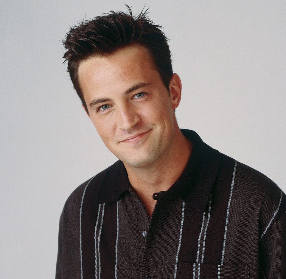 "Matthew Perry":
Porque informan que falleció a sus 54 años