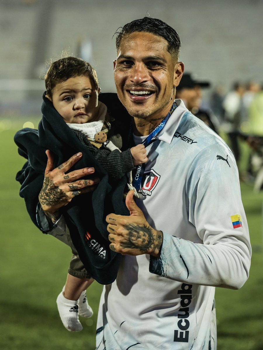 Sudamericana's tweet photo. 😍🇵🇪 Paolo Guerrero campeón y en familia.

#LaConquistaFinal @LDU_Oficial #LDU https://t.co/7wlVcwHgBC