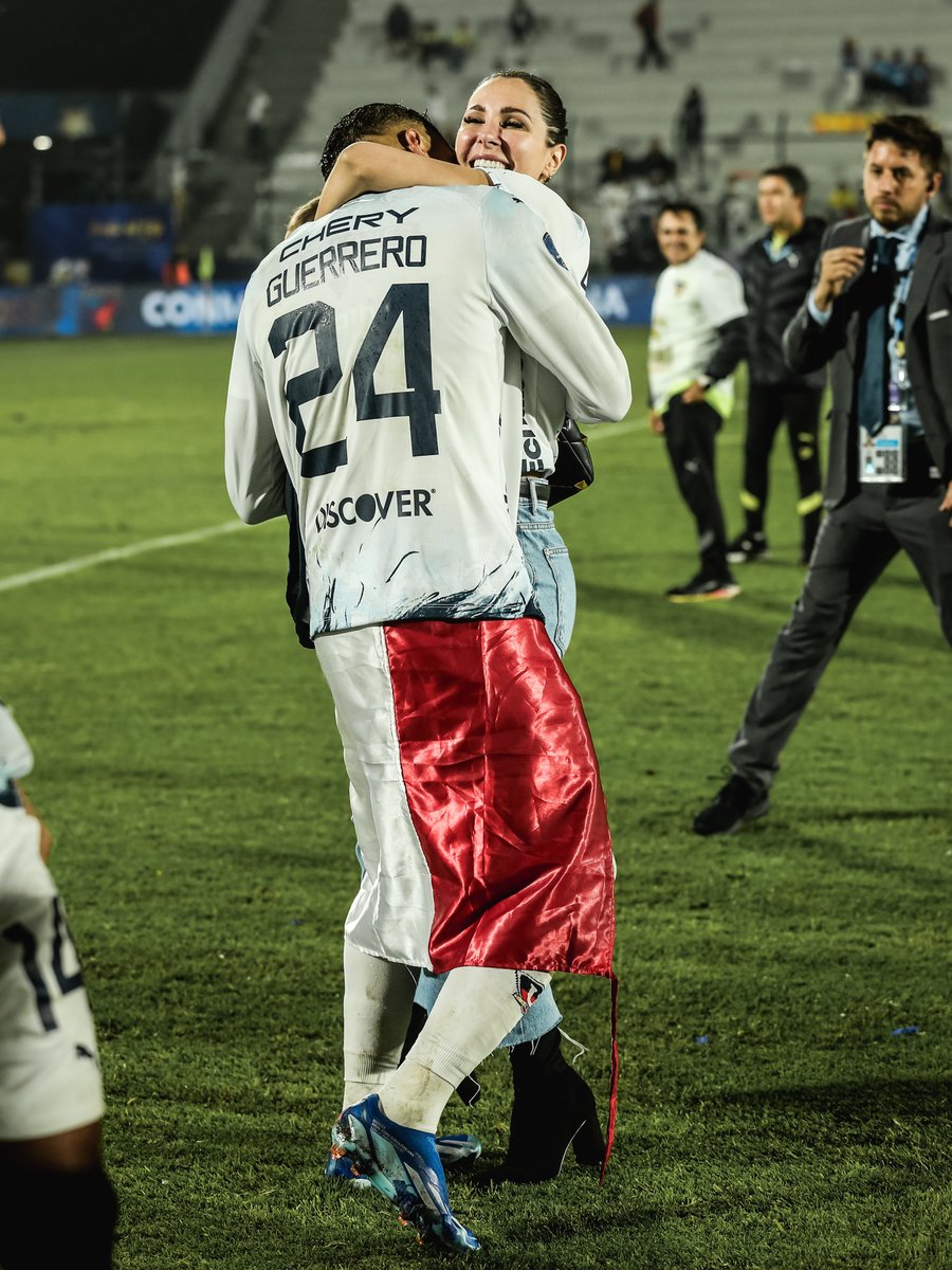 Sudamericana's tweet photo. 😍🇵🇪 Paolo Guerrero campeón y en familia.

#LaConquistaFinal @LDU_Oficial #LDU https://t.co/7wlVcwHgBC