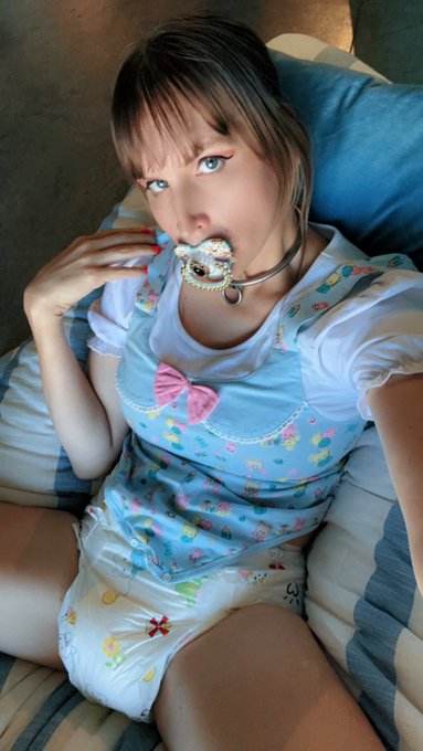 crybaby gets a pretty binky, now quiet down til Daddy is less busy to change your diaper 🧸🍼🎀 https://t