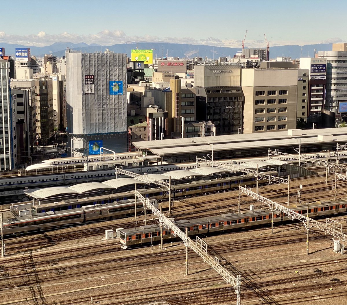 なんだか最近鉄分多め。窓の外には電車がいっぱい。