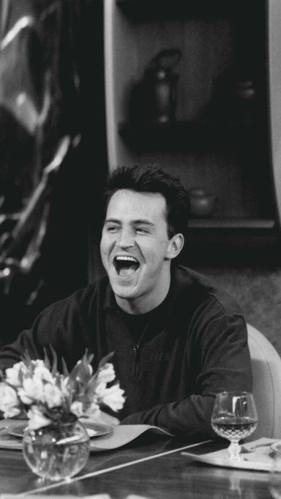 la manera en la q Matthew Perry interpretó al mejor personaje de todos los tiempos y marcó tantísimo en mi vida con las mejores sonrisas volviendose mi lugar seguro jamás me lo voy a olvidar. Te amo Chandler Bing 💔