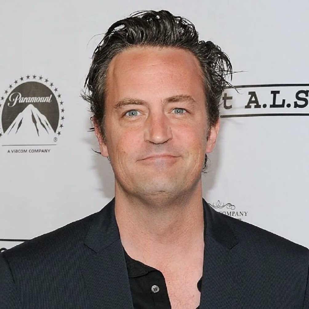 🥺Friends dizisindeki Chandler Bing karakteriyle tanınan oyuncu Matthew Perry, 54 yaşında hayatını kaybetti. 💔