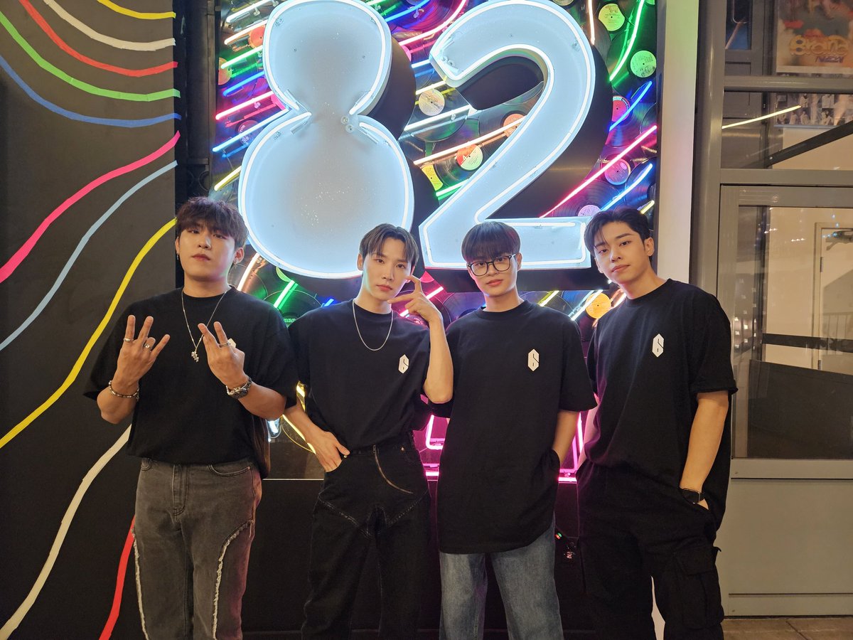 AB6IX's tweet photo. [📷] 
231028 팬이벤트
@hello82LA 에서 ABNEW와 새롭고 즐거운 추억 만들 수 있어서 행복했어요😍
다음에 또 만나요🩷 

#AB6IX #에이비식스 https://t.co/I7l1AkXFyR