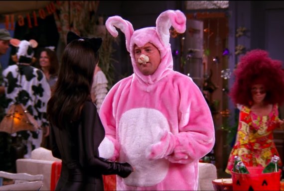 Todos alguna vez en nuestra vida hemos visto esta imagen de Chandler disfrazado de conejo. Hasta siempre, Matthew Perry.