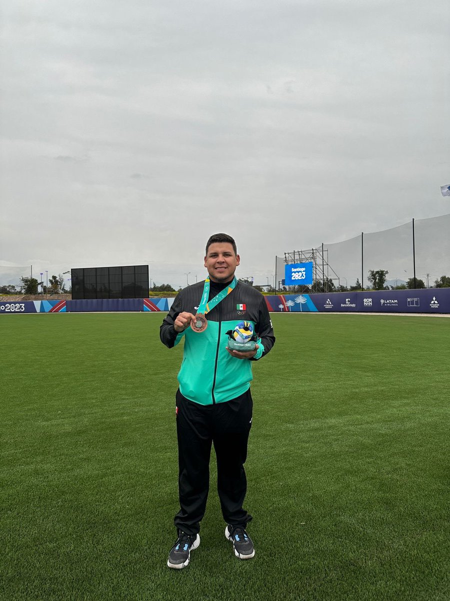 Orgullosa y bendecida me haces sentir mi amor , gracias por tu entrega y tu amor al beisbol una vez más demostrando qué eres único y el mejor . Hoy celebró tu medalla con mucho orgullo y mucho amor , eres mi rey TE AMO 👑❤️⚾️