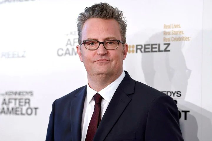 Filmaffinity's tweet photo. Fallece el actor Matthew Perry a los 54 años. Fue el icónico Chandler Bing en #Friends, pero tuvo una amplia carrera que incluyó films como "Falsas apariencias" o "17 otra vez". Su última aparición cinematográfica fue en el "Friends: The Reunion" de 2021 para HBO. https://t.co/nwlLWrSKXe