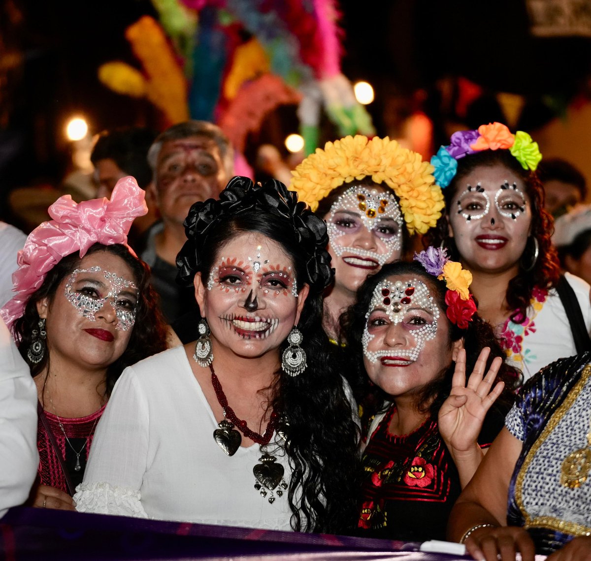 Nancy_Benitez_'s tweet photo. 🎃 En unidad celebramos con las y los jóvenes oaxaqueños estas fiestas por el #DíaDeMuertos, con la Segunda Comparsa 2023, que realizaron las y los chicos de #Morenaje #Oaxaca 2.0 🙋🏻♀️🙋🏻♂️ en coordinación con @MorenaOaxaca1.
#SomosMorenaje
#SegundaComparsa2023 #DistritoXV https://t.co/klBelLZSnE