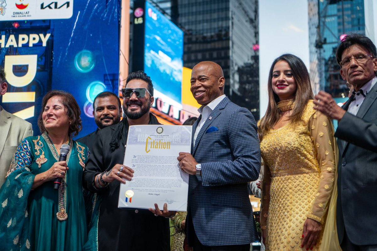 NYCMayor's tweet photo. Shubh Diwali! No place better to drive out the darkness and celebrate the light than the crossroads of the world: Times Square! https://t.co/KIflTOFqsJ