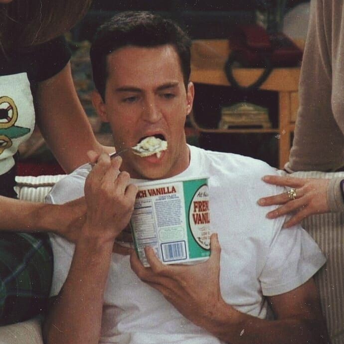 lucia_ribero's tweet photo. No solo fue uno de los personajes más icónicos de la televisión, fue el hombre que nos hizo elevar nuestros estándares, toda una generación enamorada de él y su forma de ser. Hasta siempre Chandler Bing. Descansa en paz Matthew Perry 🥺💔 https://t.co/MVVlPVIHCf