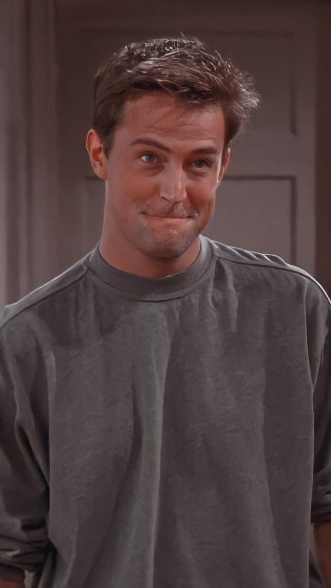 No solo fue uno de los personajes más icónicos de la televisión, fue el hombre que nos hizo elevar nuestros estándares, toda una generación enamorada de él y su forma de ser. Hasta siempre Chandler Bing. Descansa en paz Matthew Perry 🥺💔