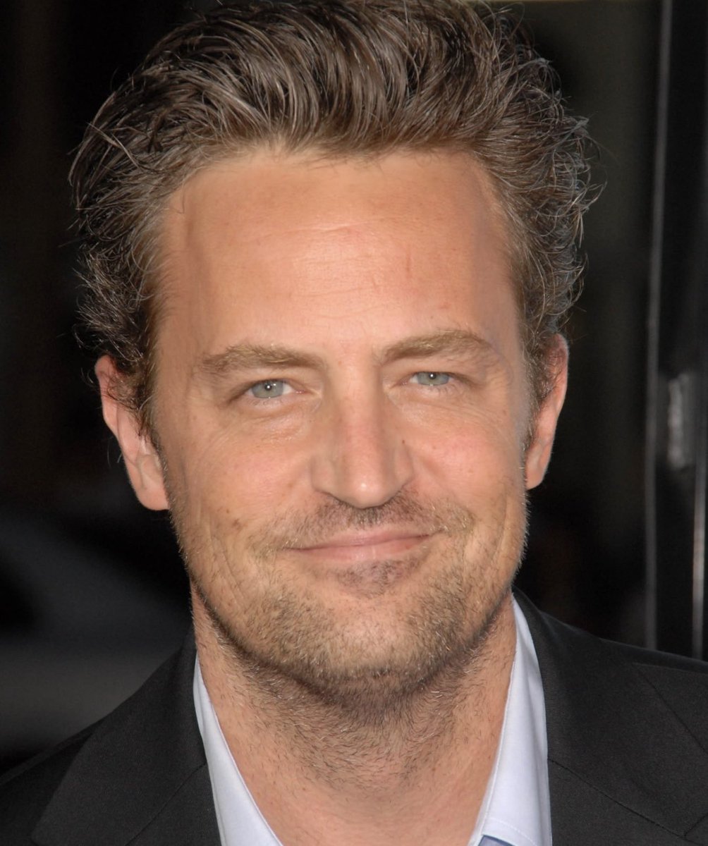Charofernandezr's tweet photo. Muere Mathew Perry,
a los 54 años de edad.😢
Era Chandler en la serie “Friends”. https://t.co/S1wQ3S20nz