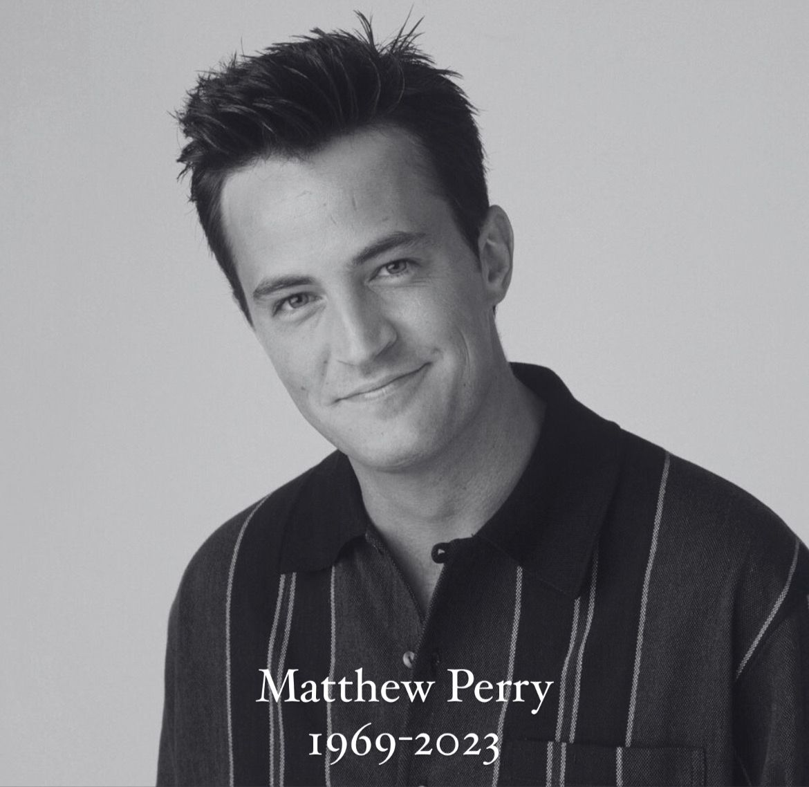 No podemos creerlo, te vamos a extrañar #MatthewPerry. 

Gracias por cada risa y cada momento. Te vamos a extrañar, por siempre nuestro #Chandler 💔