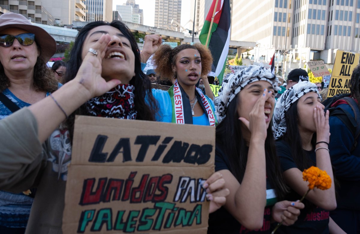 ProtestPix's tweet photo. Thousands of people took to the streets in SF today to oppose the genocidal war being waged by Israel and backed by the U.S. The march took over the Central freeway for 45 minutes, disrupting traffic. U.S. and Israel: Hands Off The Palestinian People! https://t.co/Y2ssRahPwe