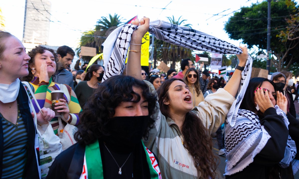 ProtestPix's tweet photo. Thousands of people took to the streets in SF today to oppose the genocidal war being waged by Israel and backed by the U.S. The march took over the Central freeway for 45 minutes, disrupting traffic. U.S. and Israel: Hands Off The Palestinian People! https://t.co/Y2ssRahPwe
