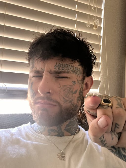 I&rsquo;m horny and pointing out who I want to dm me  onlyfans.con/uglynorthfree https://t.co/O9mWtBLHbC