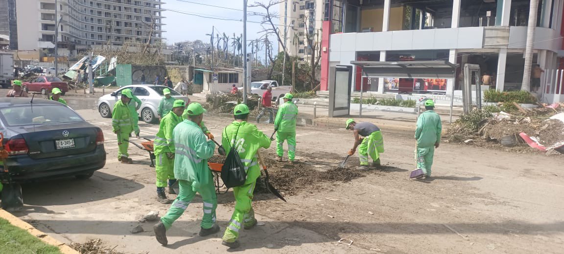 SOBSECDMX's tweet photo. Este sábado, trabajadores de Servicios Urbanos realizaron actividades de limpieza en la Col. Icacos, Acapulco Guerrero, localidad afectada por el huracán “Otis”. https://t.co/Yskb2uRi3K