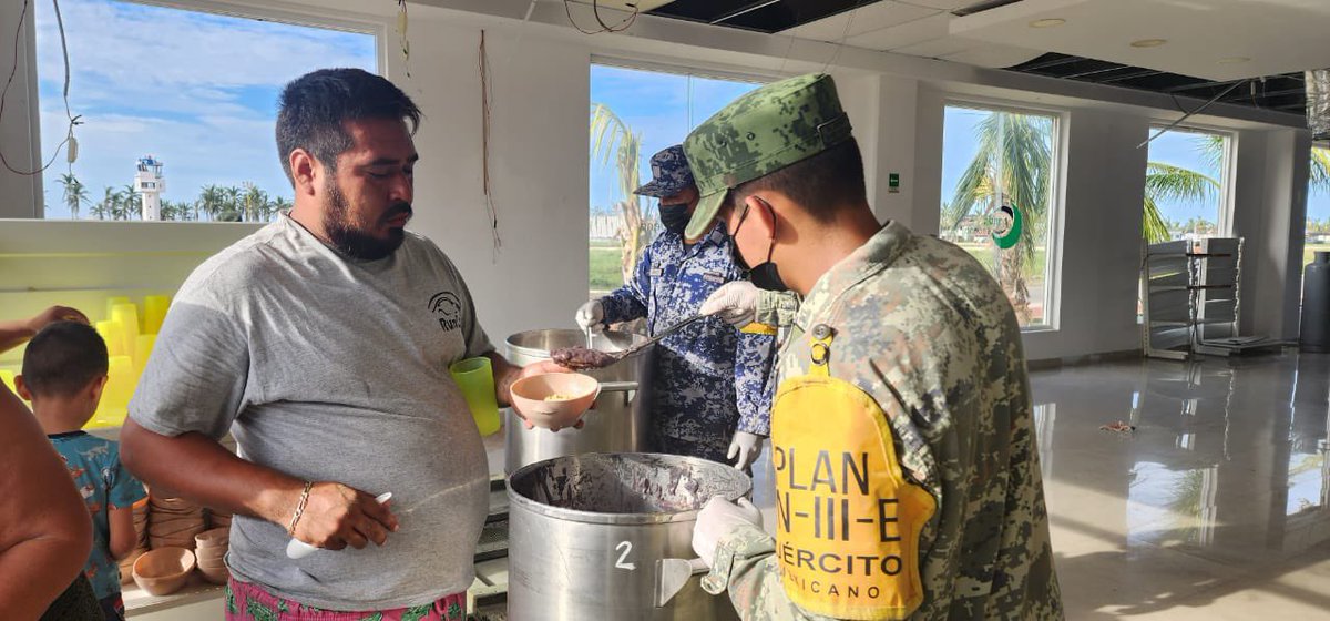 La @SEDENAmx lleva comida caliente a las colonias afectadas por el Huracán Otis. Para el <a href="/GobiernoMX/">Gobierno de México</a> la prioridad es proteger al pueblo guerrerense. 🇲🇽