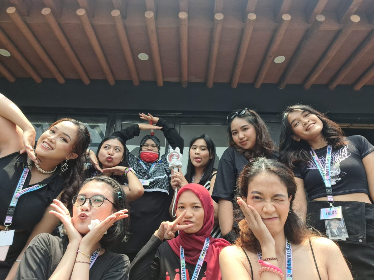 t98bby's tweet photo. [231028]
#KnowRaeBahng 2023 with @SKZevent_JKT at @ Illua Soju Box - Menteng
(pake baju item tp nyuruh peserta pake baju kue tuhhh)
frame syupeeerrr gemasss fanartnya kak Nu @cutepaws98 yippiiiii🥳🥳 https://t.co/k7qooC17n3