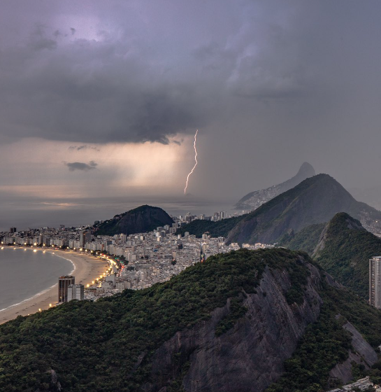 OperacoesRio's tweet photo. 🌧️ CHUVA VOLTA AO RIO NESTE DOMINGO (29/10)

Neste domingo (29/10), áreas de instabilidade em altos e médios níveis da atmosfera, juntamente com o calor, influenciarão o tempo na cidade do Rio de Janeiro. #temporj https://t.co/m9Xi1WDUwf