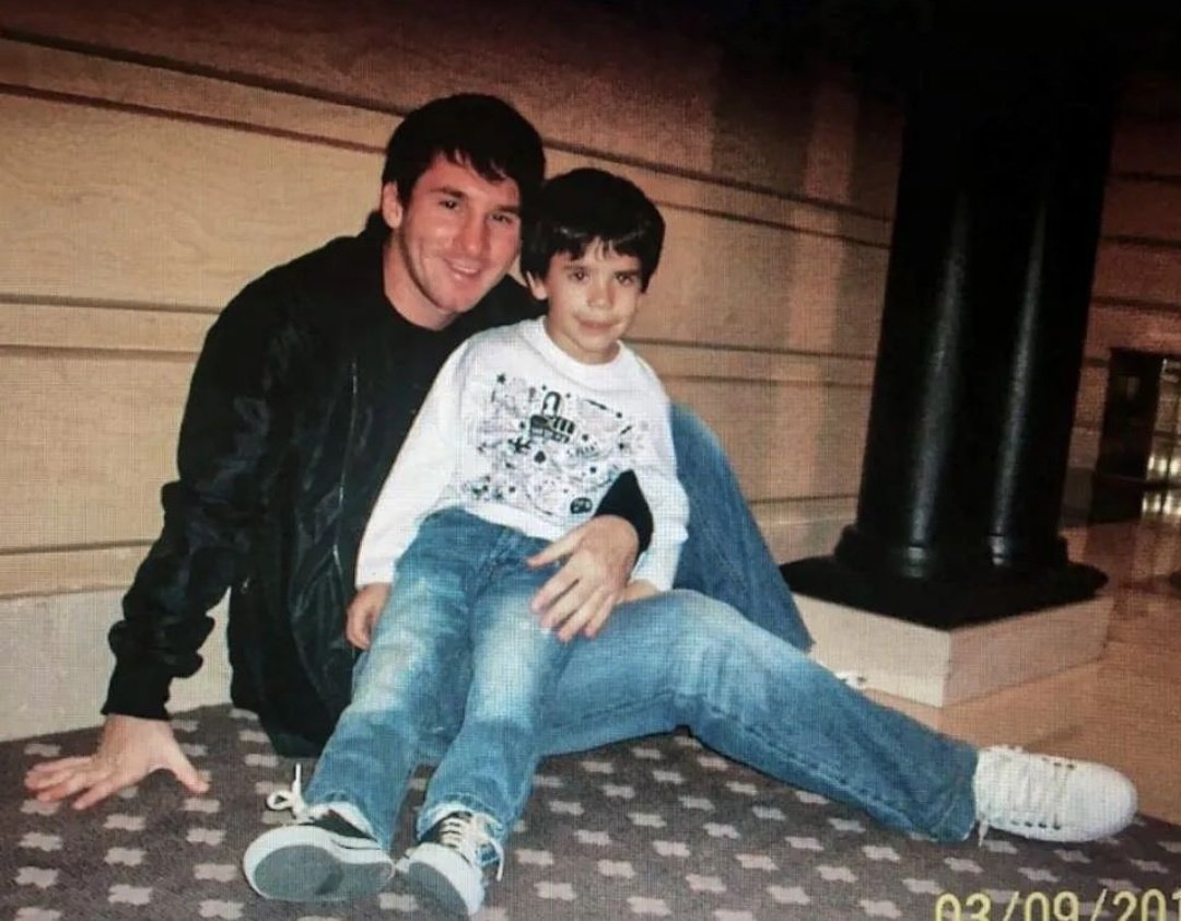 "Cuando mi hijo tenía 4 años, yo sentía que algo le pasaba, que había algo en su salud que los médicos no estaban viendo. Empecé a leer y a buscar datos, hasta que un día me senté con todos los papeles frente al pediatra y le dije: 'Tommy tiene lo mismo que Messi'.

Empezaron las