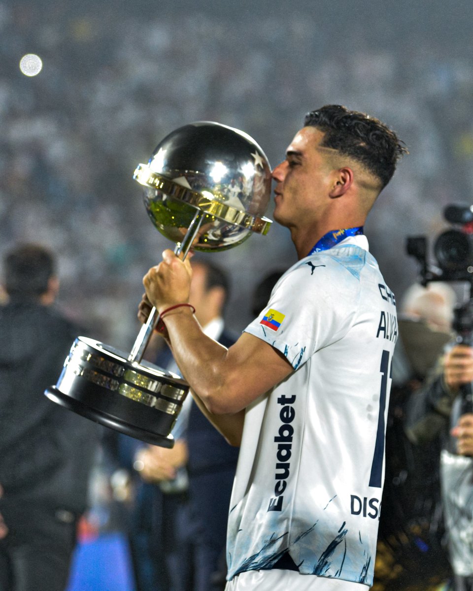 LDU_Oficial's tweet photo. 🏆🥇 🔟 Alexander Alvarado 😘

#VaPorTiEcuador 🇪🇨 #PorTuGente❤️‍🔥
#Sudamericana #LDUQ 🗣️#VamosLIGA https://t.co/ggyt5cgm9b
