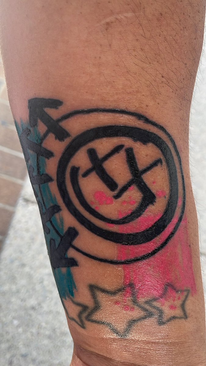PIGEONxPETE's tweet photo. @blink182 #worksucks another hard day at the office. I finally started my blink 1/2 sleeve with a new smiley classic color mash up. #blink182 #onemoretime https://t.co/vtdQH21af5