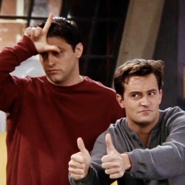 hellsblackcat's tweet photo. não existe um fã de friends que não esteja com a sensação que perdeu alguém da família 

friends foi pra muitos a companhia necessária, o remédio que distraía para a dor. esses 6 amigos também eram nossos.

e chandler bing era parte essencial disso

descanse em paz, matthew 🖤 https://t.co/q1xV6To3lr