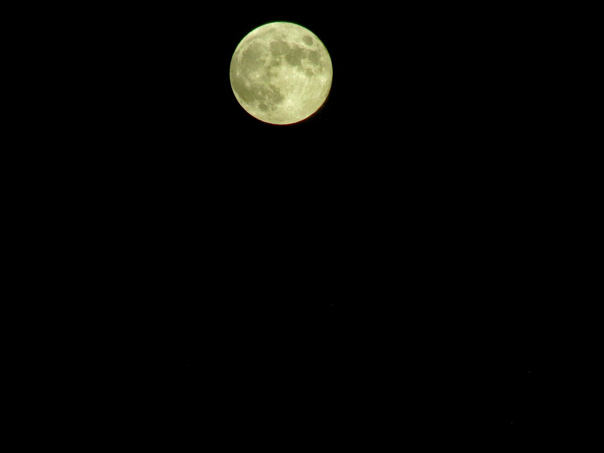 HowesNathan's tweet photo. The skies were nice enough to take some #FullMoon photos tonight. I haven't done that for a while. #HuntersMoon #FullHuntersMoon #onwx #SaturdayVibes https://t.co/hF8MqdP0yv