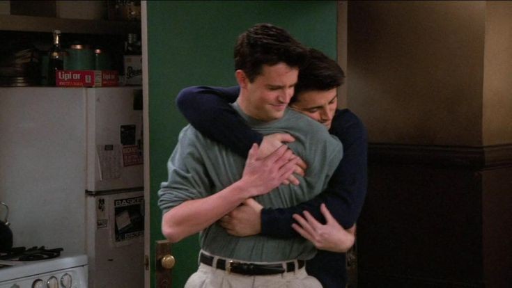 Un abrazo a todas las personas que estamos con una pena grande en nuestros corazones.

Matthew Perry interpreto a uno de los mejores personajes de las series de antaño.

Nos dió sonrisas, lagrimas y sobre todo muchas risas.

Te amaremos siempre Chandler Bing. 🩷