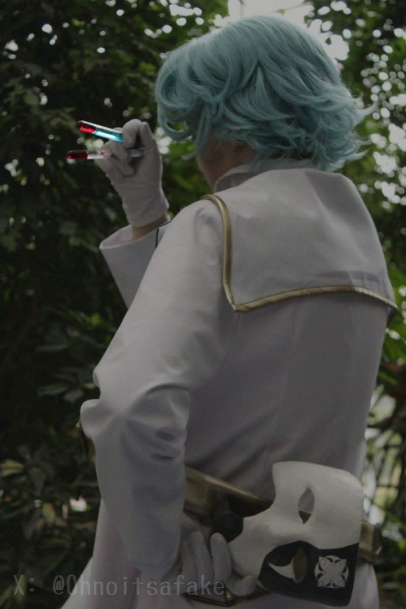 /Редко можно заметить Альфа билд вне своей лаборатории, однако он тихо ворчит, перебирая некие пробирки в тени деревьев..но самое удивительное здесь то, что его маска находится не на лице среза. Стоит ли риск жизнью того, чтобы подойти и посмотреть?/

| • #Dottore #Cosplay • |