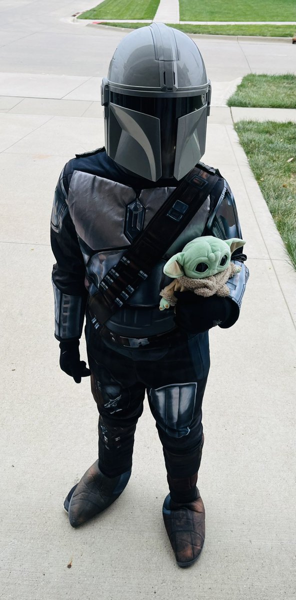 CoachThumann's tweet photo. Trick Or Treat!🎃👻💀
#Halloween #TrickOrTreat #TheMandalorian #Mando #Grogu #ThisIsTheWay #Taco #TacoTuesday #BobRoss #HappyLittleTree https://t.co/vrifc14PSr
