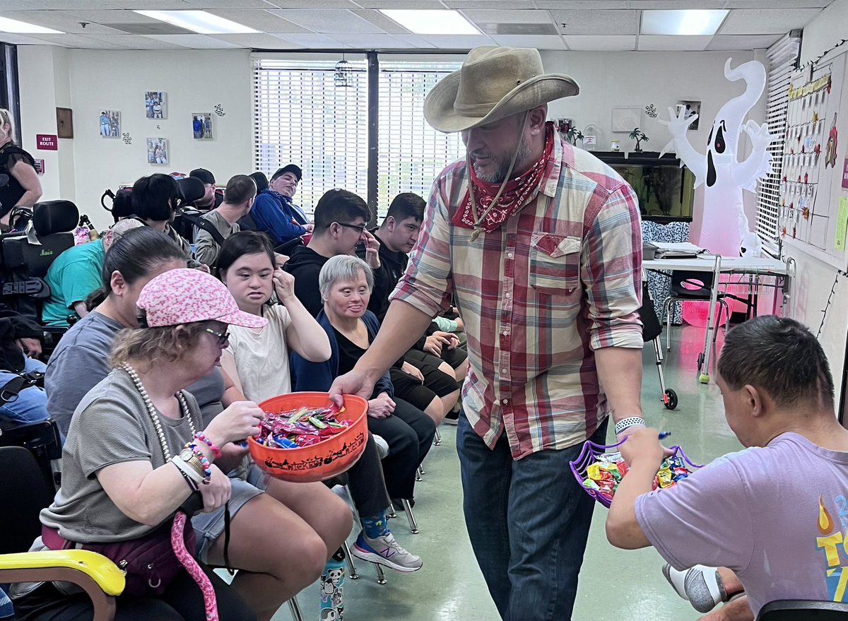 JamesMaiOC's tweet image. A surprise visit to Encore Programs, a center and program for developmentally disabled adults, passing out candy, center serves adult age disabled via arts-based vocational and therapeutic model (the only one in Orange County) @bristolbates @AAPIUNITED #specialneeds #philanthropy