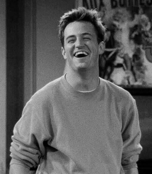 UTDEmma_'s tweet photo. RIP Matthew Perry. My heart is broken. 

People watch a lot of films, documentaries, but I’ve always watched Friends. On repeat all the time, even now.

His portrayal of Chandler was always something I related to & although he had his issues privately, I always hoped he’d come through them. 

Matthew Perry will remain timeless 💔