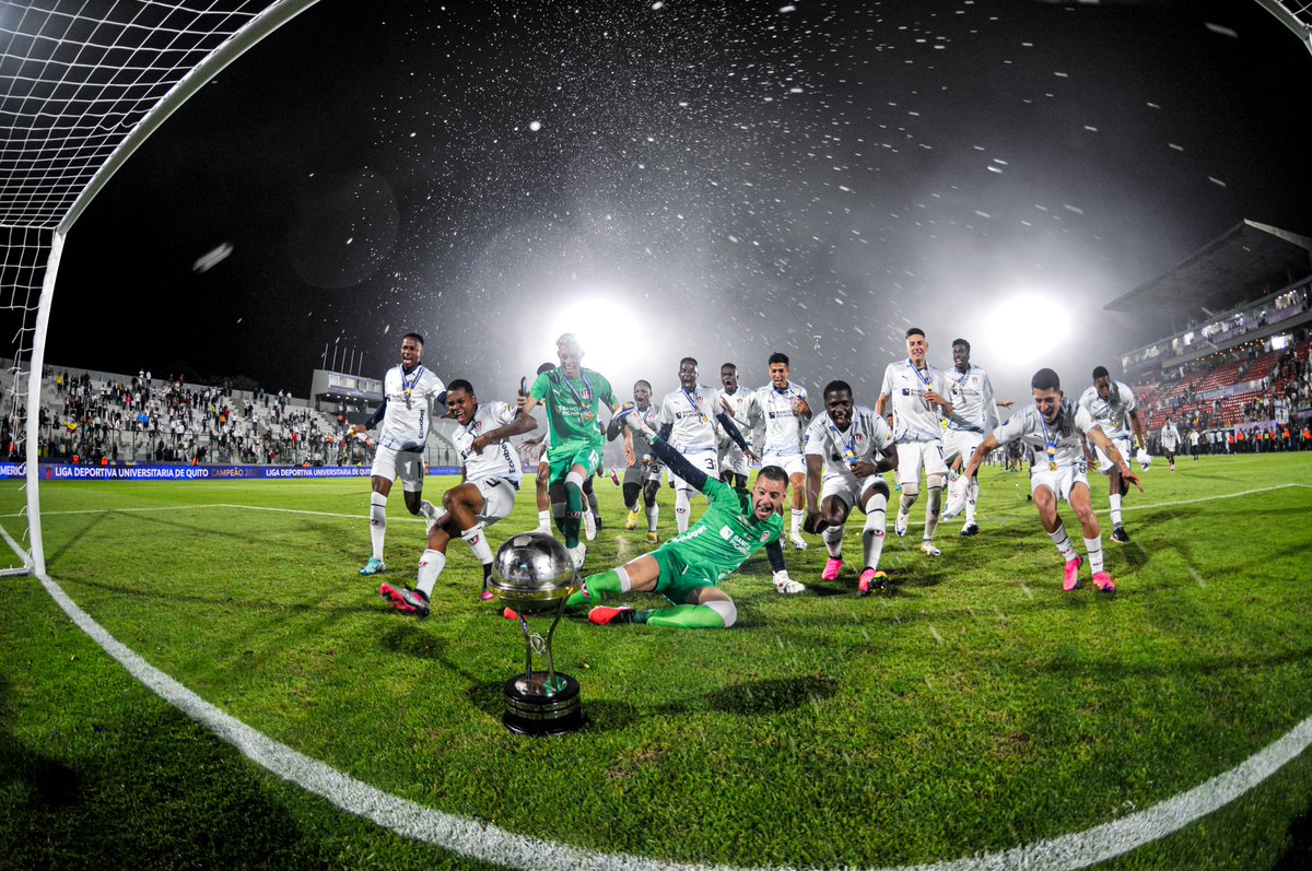 LDU_Oficial's tweet photo. 🏆Eeehhhh eeehhh eeehhh somos campeones otra vez ... 🎶🎵 

#VaPorTiEcuador 🇪🇨 #PorTuGente❤️‍🔥
#Sudamericana #LDUQ 🗣️#VamosLIGA https://t.co/VA04qkU6nY