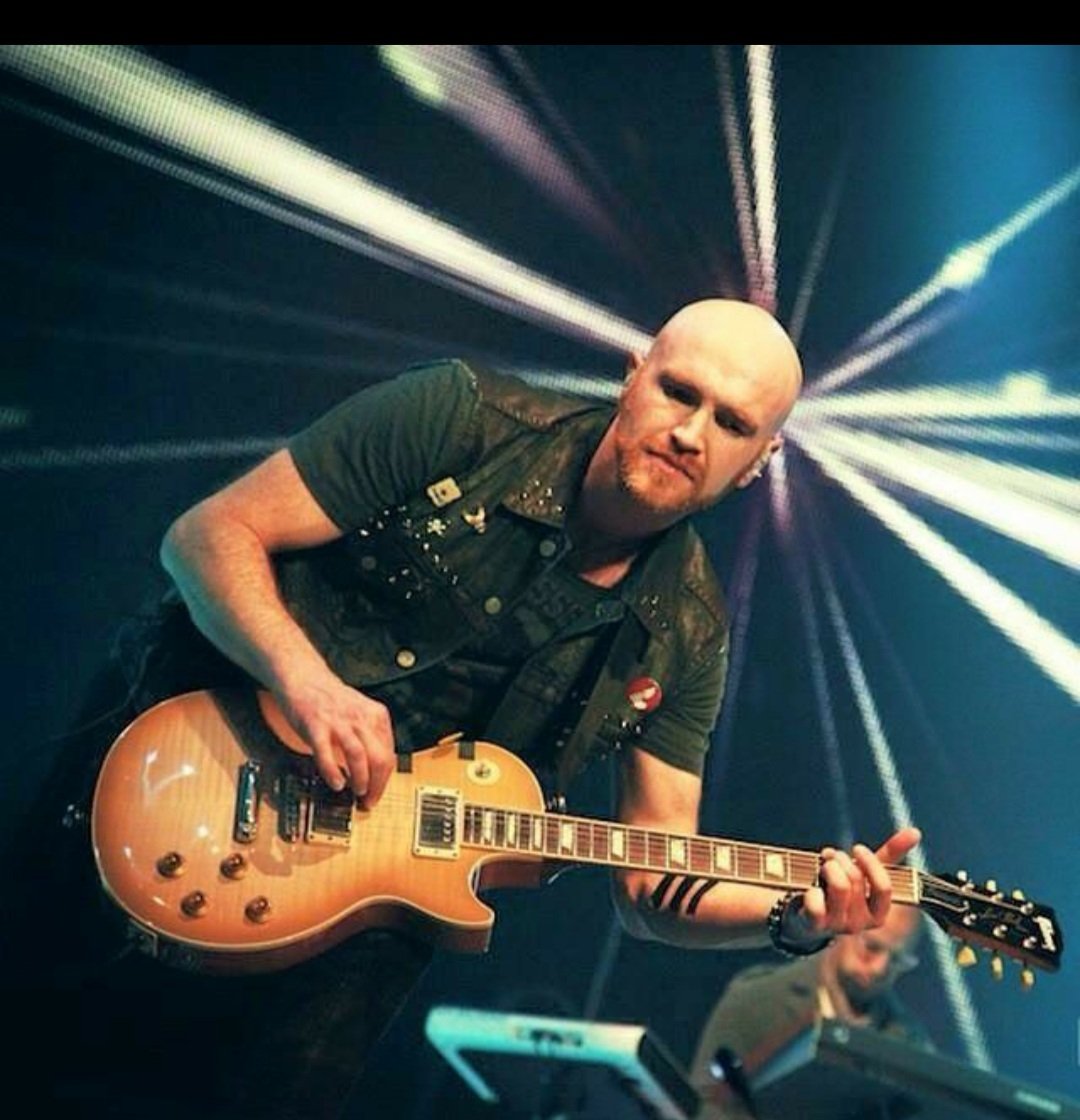 Heavenly birthday wishes to you Mark. Rest easy my love. Fly high with the angels 😇 💚🤍🧡 @thescript @glenofthepower