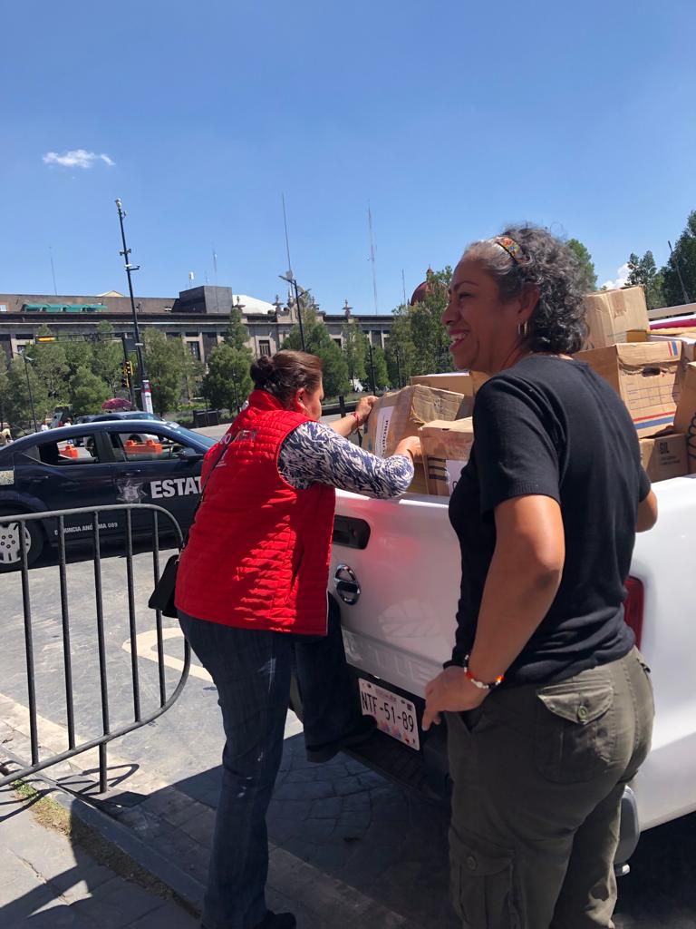 CampoEdomex's tweet photo. Siguiendo el ejemplo de la Gobernadora @delfinagomeza nuestra secretaria @marurojano entregó víveres en el centro de acopio en el Palacio de Gobierno. 

Agradecemos a todas y todos los servidores públicos que donaron algo para nuestros hermanos de #Guerrero. https://t.co/U4IijFjk8A