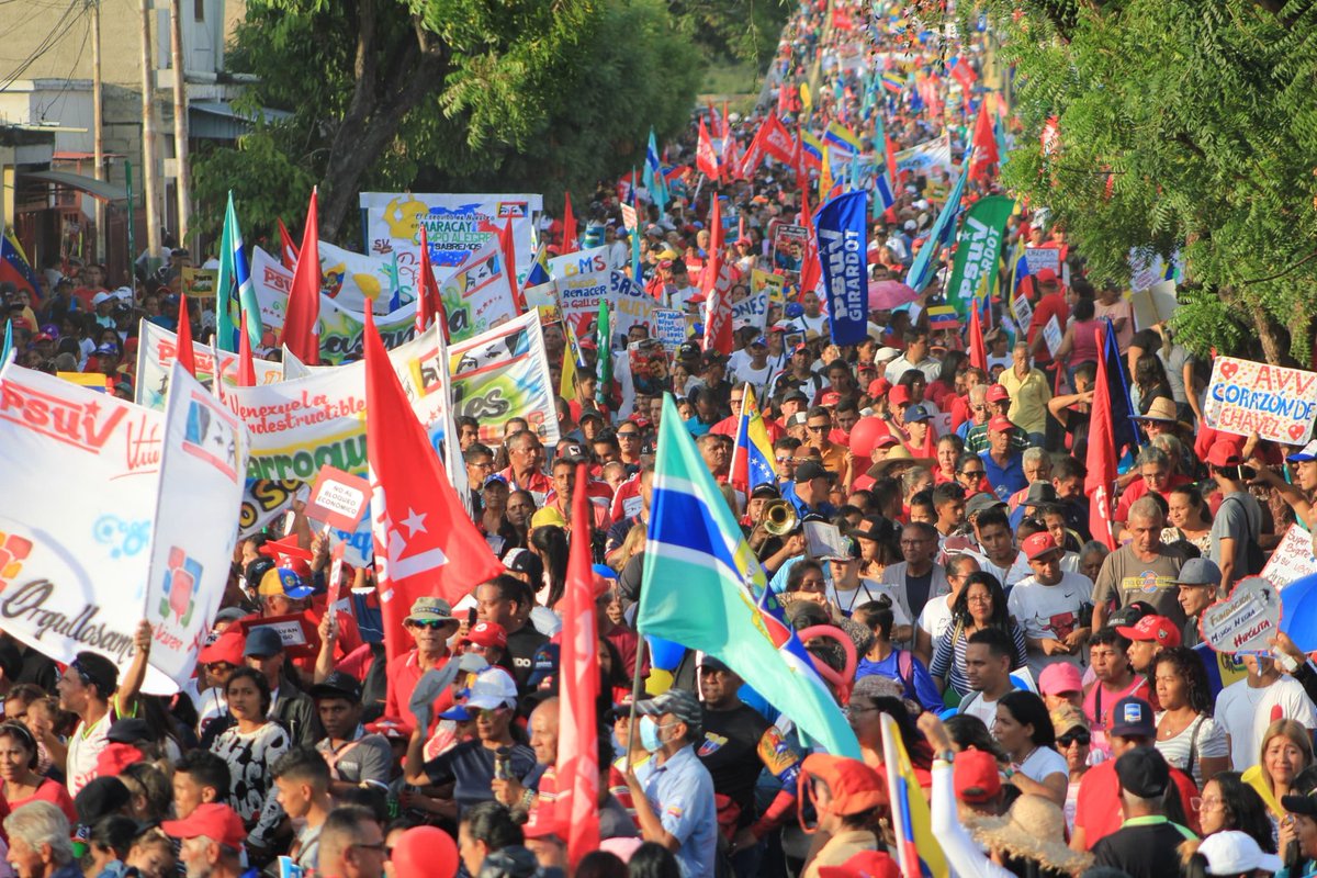 NicolasMaduro's tweet photo. Excelente movilización de las mujeres y los hombres aragüeños de la parroquia Pedro José Ovalles en Maracay, una demostración de soberanía y lealtad. ¡Un abrazo hermanos y hermanas de Aragua! https://t.co/Ta7iAzt4BM